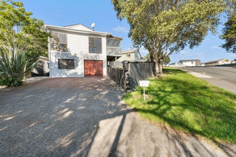 Photo of property in 10 Rena Place, West Harbour, Auckland, 0618