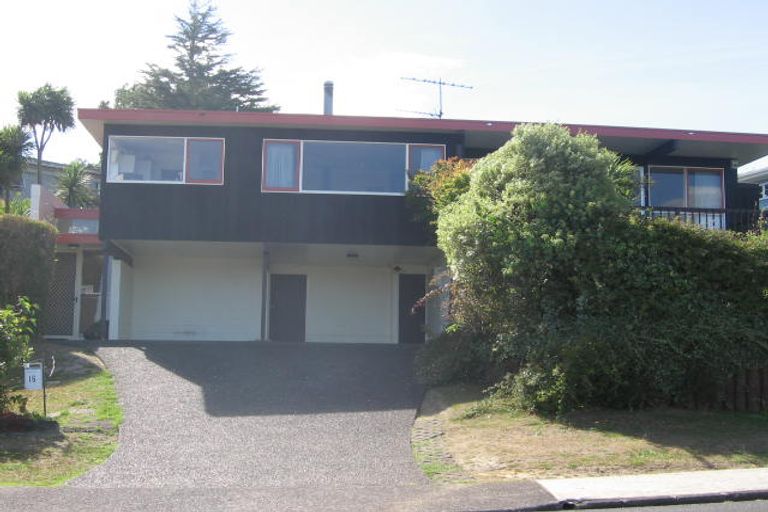 Photo of property in 16 Woodcote Drive, Glenfield, Auckland, 0629