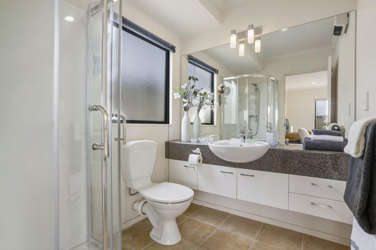 Photo of property in 20 Moyrus Crescent, East Tamaki Heights, Auckland, 2016