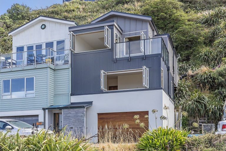 Photo of property in 441 The Esplanade, Island Bay, Wellington, 6023