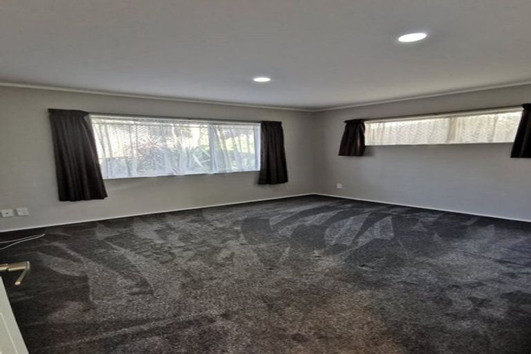 Photo of property in 1 Marbella Drive, Massey, Auckland, 0614