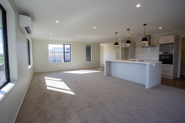 Photo of property in 1 Devon Lane, Carterton, 5713