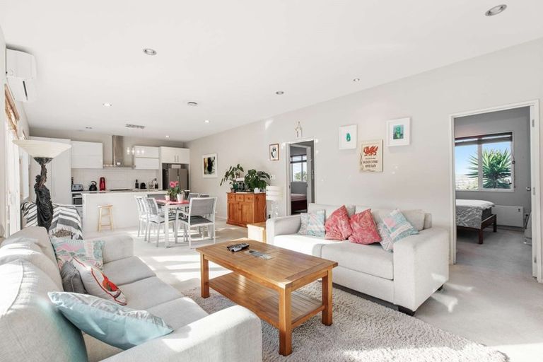 Photo of property in 2 Jammen Drive, Massey, Auckland, 0614