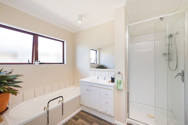 Photo of property in 14 Montana Way, Milson, Palmerston North, 4414