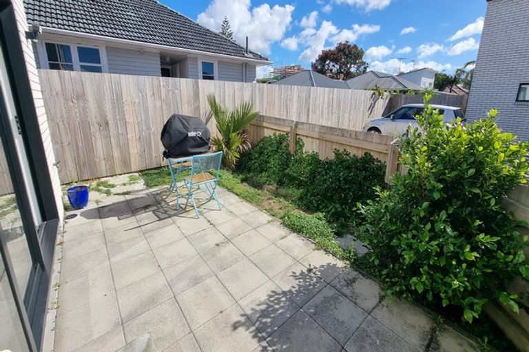Photo of property in 2/12 Enderby Drive, Te Atatu Peninsula, Auckland, 0610