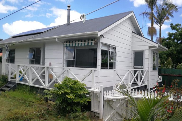 Photo of property in 41 Yeovil Road, Te Atatu Peninsula, Auckland, 0610