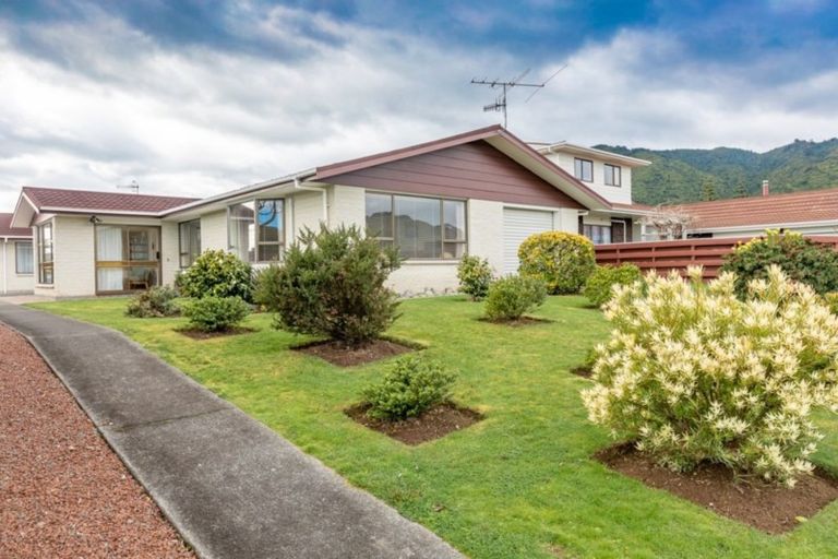 Photo of property in 5 Rewarewa Crescent, Waikanae, 5036