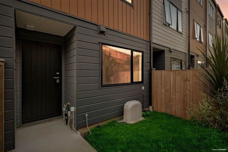 Photo of property in 11/9 Schnapper Rock Road, Greenhithe, Auckland, 0632
