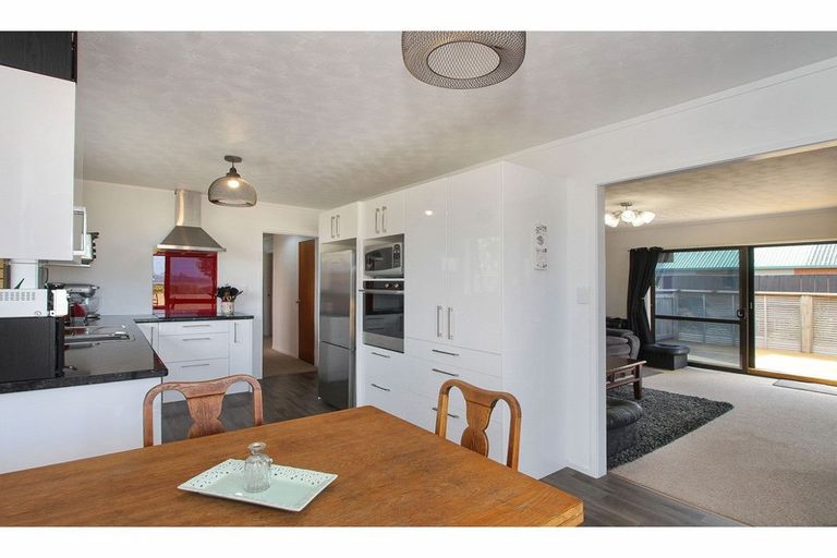 Photo of property in 1/470 Te Atatu Road, Te Atatu Peninsula, Auckland, 0610