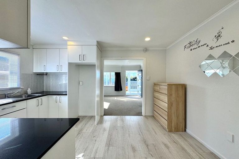 Photo of property in 43 Scotts Road, Manurewa East, Auckland, 2102