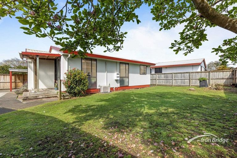 Photo of property in 8 Cameron Place, Ranui, Auckland, 0612