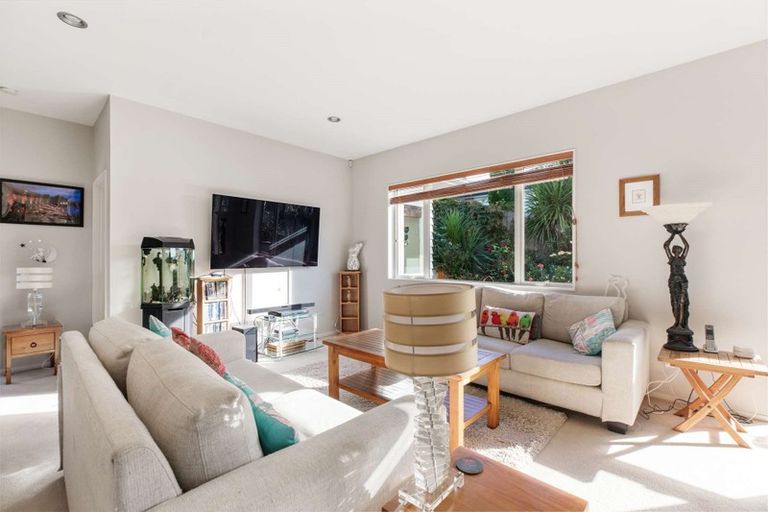 Photo of property in 2 Jammen Drive, Massey, Auckland, 0614