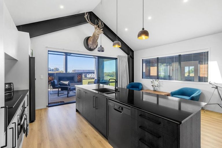 Photo of property in 2 Vickers Way, Acacia Bay, Taupo, 3385