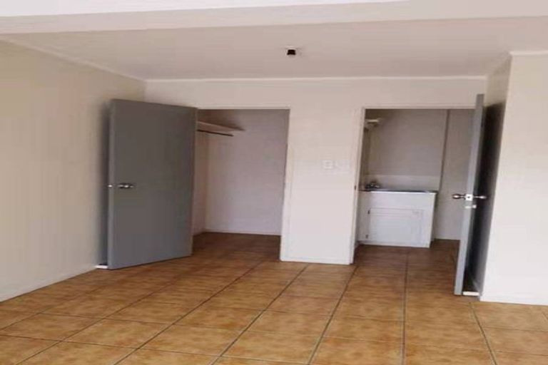 Photo of property in 1/46 John Dee Crescent, Red Beach, 0932