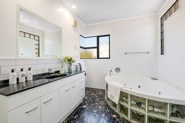 Photo of property in 29 Tenbless Court, Unsworth Heights, Auckland, 0632