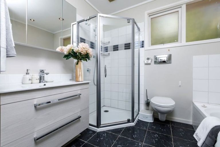 Photo of property in 17 Coroglen Avenue, Birkenhead, Auckland, 0626