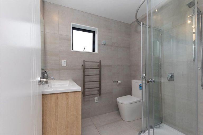 Photo of property in 28d Edmonton Road, Henderson, Auckland, 0612