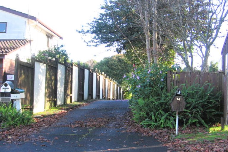 Photo of property in 12 Palmetto Place, Goodwood Heights, Auckland, 2105