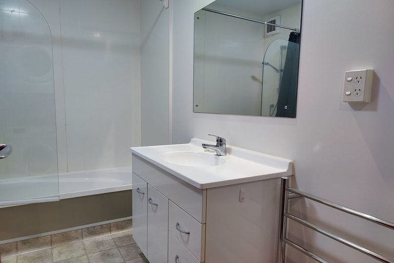 Photo of property in 3 Kelvin Grove, Te Aro, Wellington, 6011