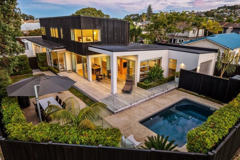 Photo of property in 52 Walton Street, Red Beach, 0932