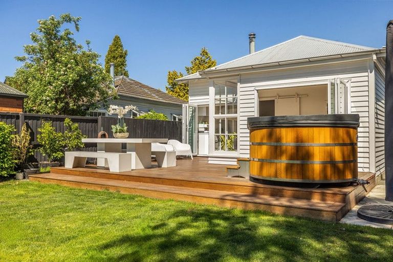 Photo of property in 5 Aikmans Road, Merivale, Christchurch, 8014