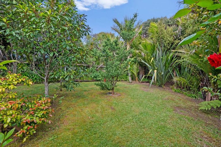 Photo of property in 100 Seaview Road, Piha, New Lynn, 0772