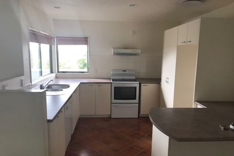 Photo of property in 11 Mannikin Place, Unsworth Heights, Auckland, 0632