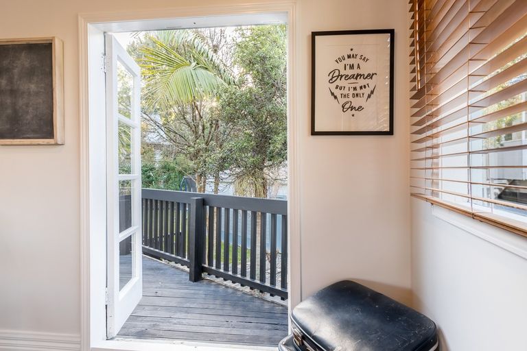 Photo of property in 48 Eastglen Road, Glen Eden, Auckland, 0602