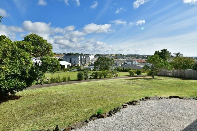 Photo of property in 12 Tawhana Crescent, Red Beach, 0932