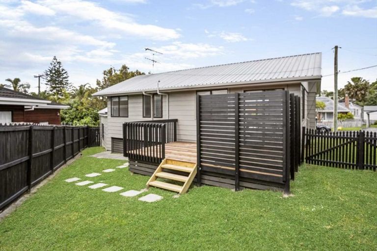 Photo of property in 1/1 Meadowvale Avenue, Forrest Hill, Auckland, 0620