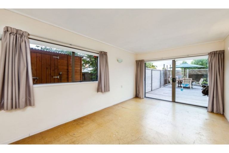 Photo of property in 7 Pokapu Street, Titirangi, Auckland, 0600