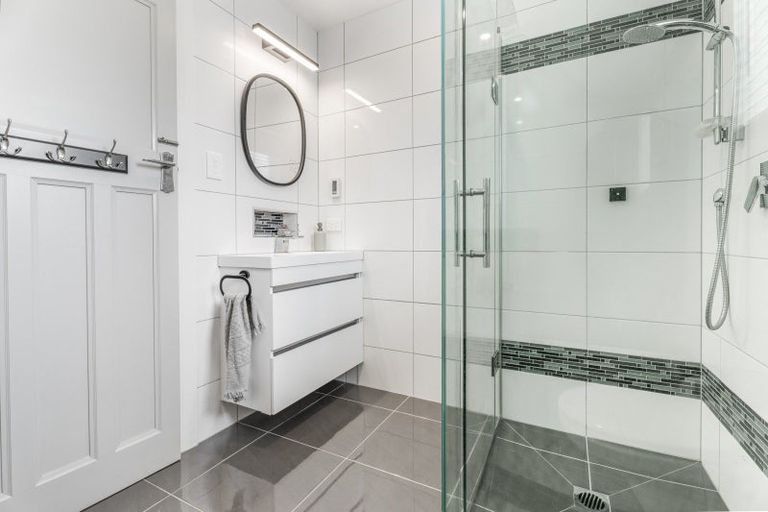 Photo of property in 9a North Avenue, Narrow Neck, Auckland, 0624