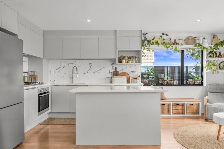 Photo of property in 1 Nga Waka Place, Mangere, Auckland, 2022