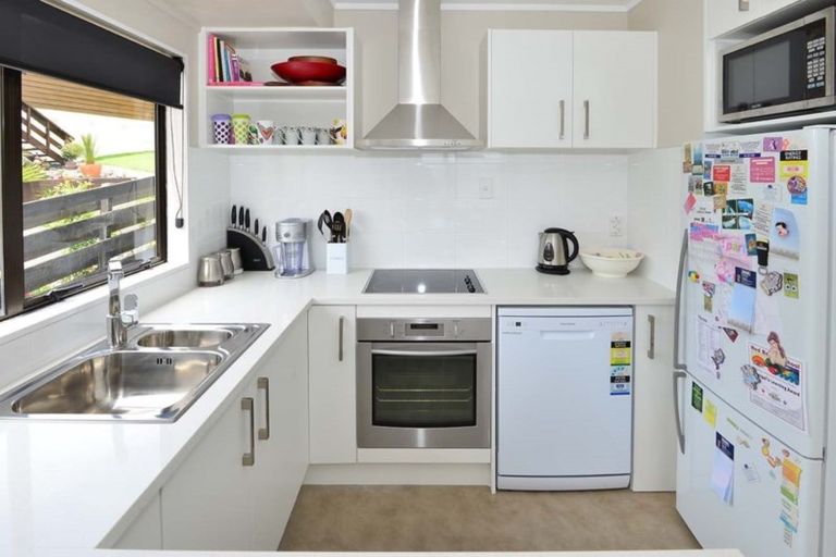 Photo of property in 14 Royalty Rise, Red Beach, 0932