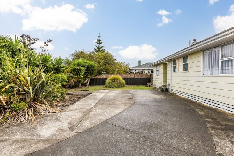 Photo of property in 25 Curling Crescent, Onekawa, Napier, 4110