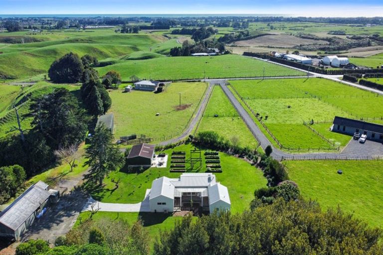 Photo of property in 130 Cross Road, Lepperton, New Plymouth, 4373