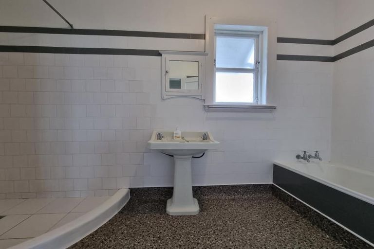 Photo of property in 212 Queens Drive, Lyall Bay, Wellington, 6022