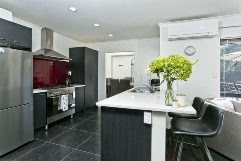 Photo of property in 15 Thornbill Rise, Unsworth Heights, Auckland, 0632