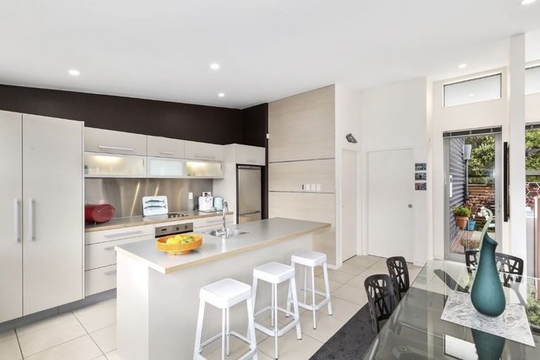 Photo of property in 45 Tiketike Way, Brooklyn, Wellington, 6021