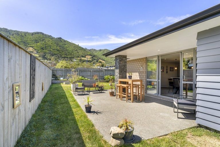 Photo of property in 24 Mahia Lane, Waikanae, 5036