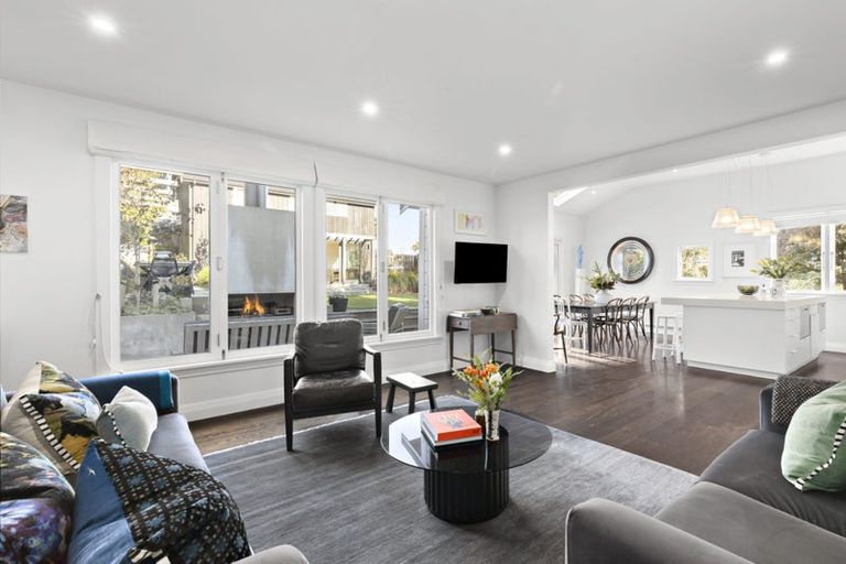 Photo of property in 17 West Road, Northland, Wellington, 6012