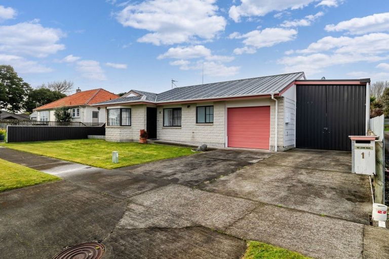 Photo of property in 1 Pinedale Parade, Milson, Palmerston North, 4414
