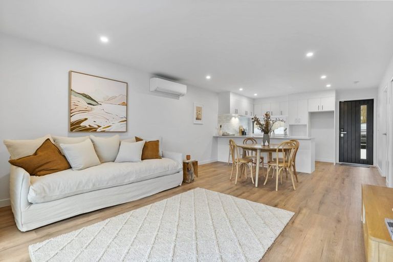 Photo of property in 2/35 Garadice Road, Rothesay Bay, Auckland, 0630