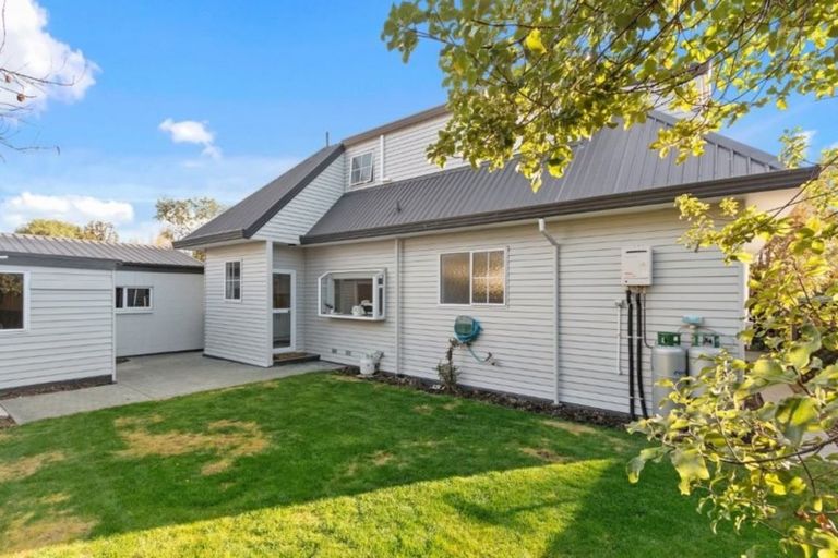 Photo of property in 28 Riverlaw Terrace, Saint Martins, Christchurch, 8022