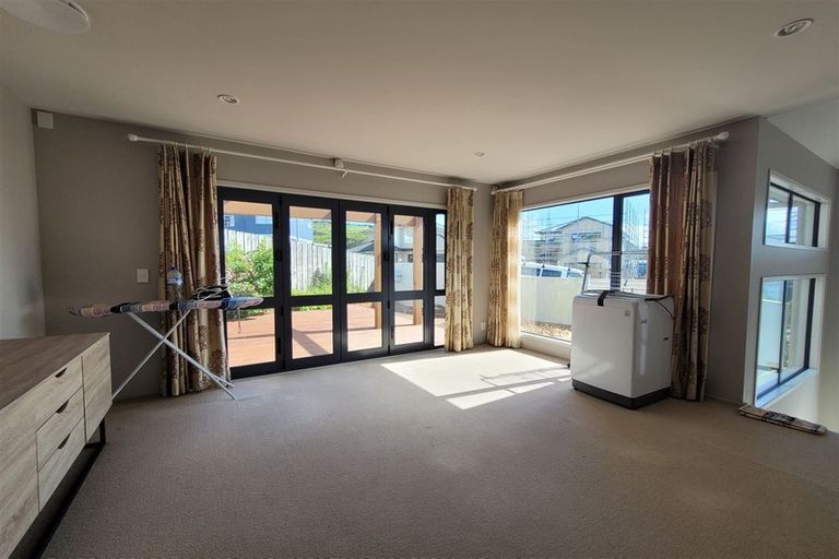 Photo of property in 28 Tamworth Crescent, Newlands, Wellington, 6037
