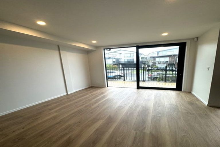 Photo of property in 9/19 Windlass Street, Long Bay, Auckland, 0630