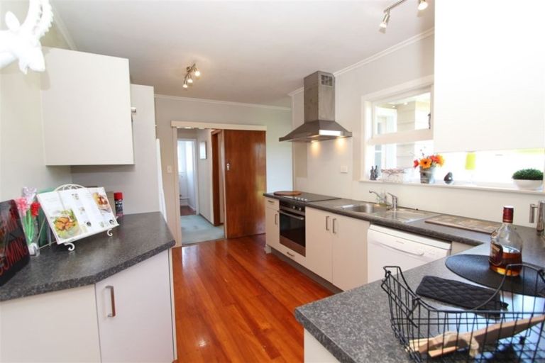 Photo of property in 95 Kenmore Street, Newlands, Wellington, 6037