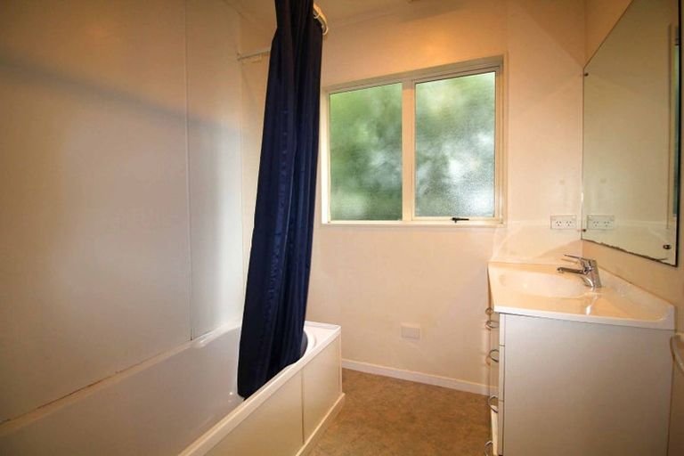 Photo of property in 27 Coniston Avenue, Te Atatu South, Auckland, 0610