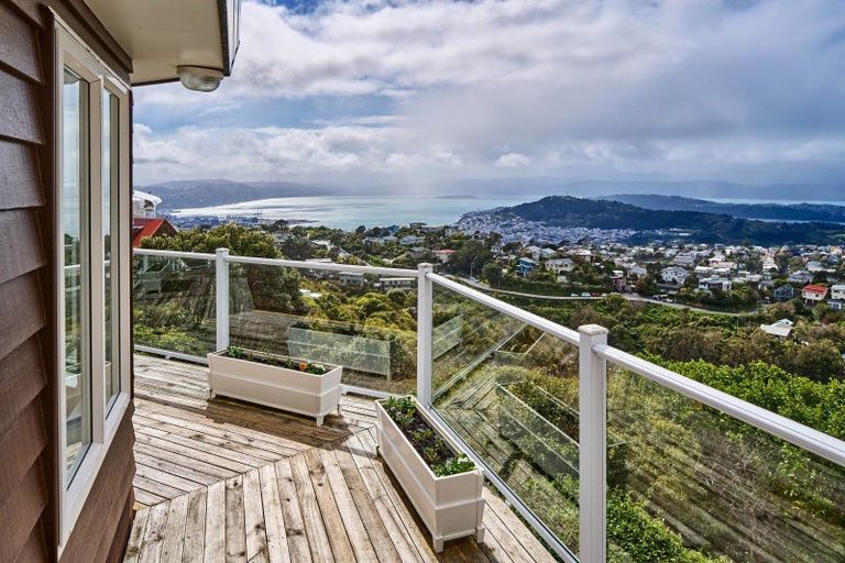 Photo of property in 79 Ashton Fitchett Drive, Brooklyn, Wellington, 6021