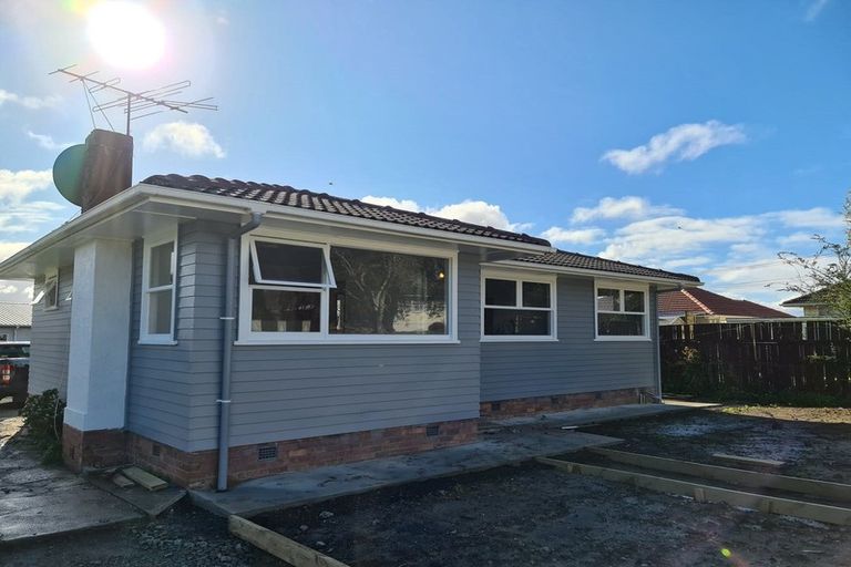 Photo of property in 1 Coburg Street, Henderson, Auckland, 0612